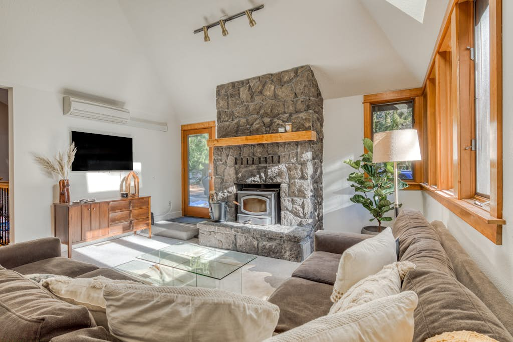 Expansive golf-view getaway with private hot tub, pool, fast WiFi & game room