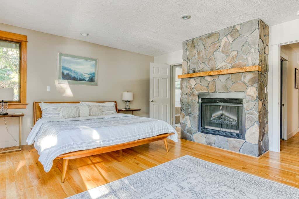 Expansive golf-view getaway with private hot tub, pool, fast WiFi & game room