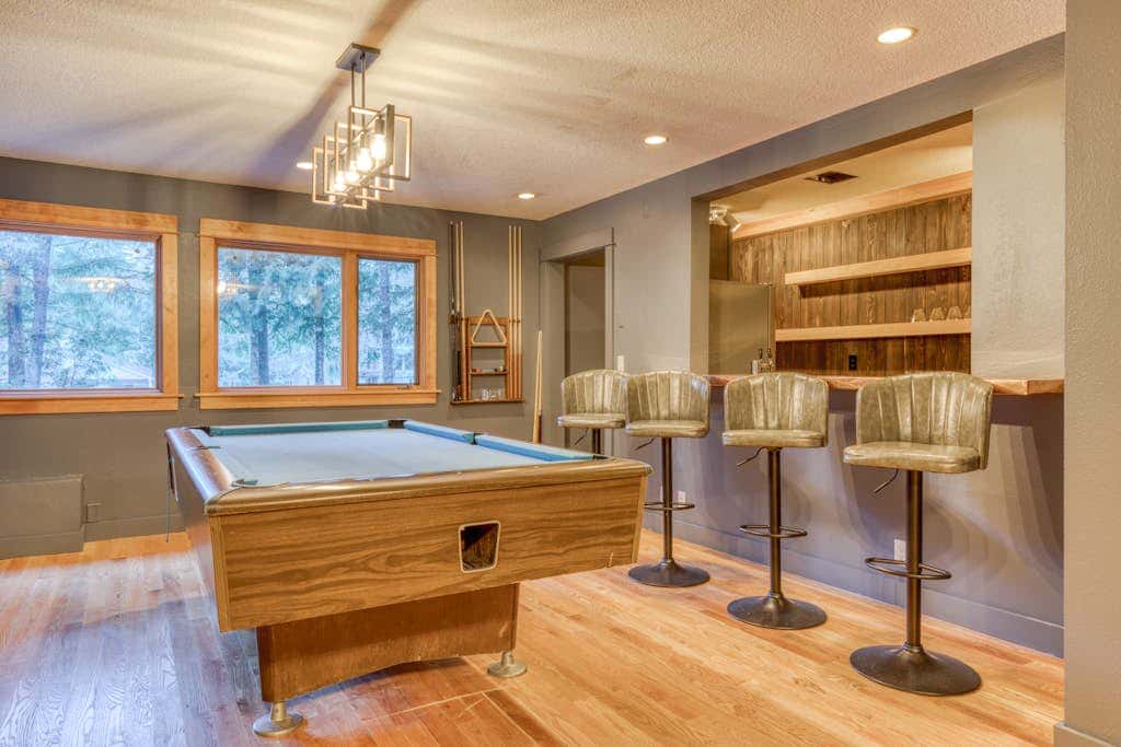 Expansive golf-view getaway with private hot tub, pool, fast WiFi & game room