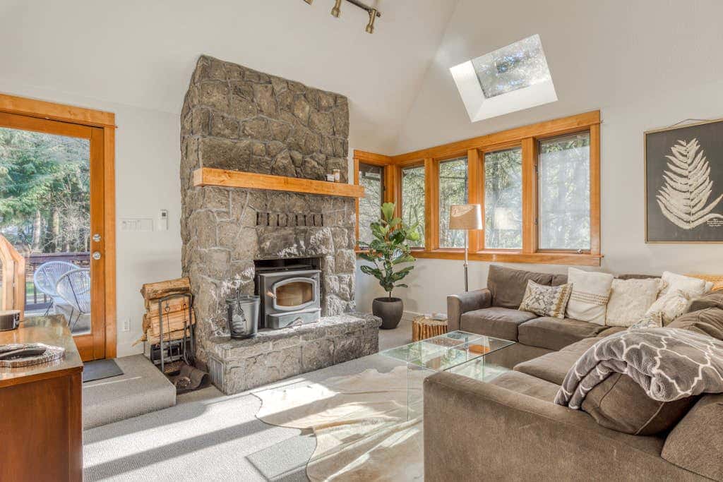 Expansive golf-view getaway with private hot tub, pool, fast WiFi & game room