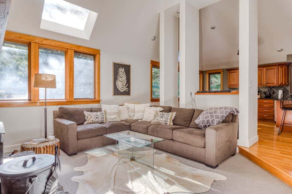 Expansive golf-view getaway with private hot tub, pool, fast WiFi & game room