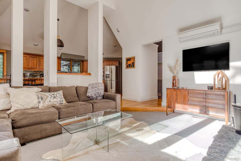 Expansive golf-view getaway with private hot tub, pool, fast WiFi & game room