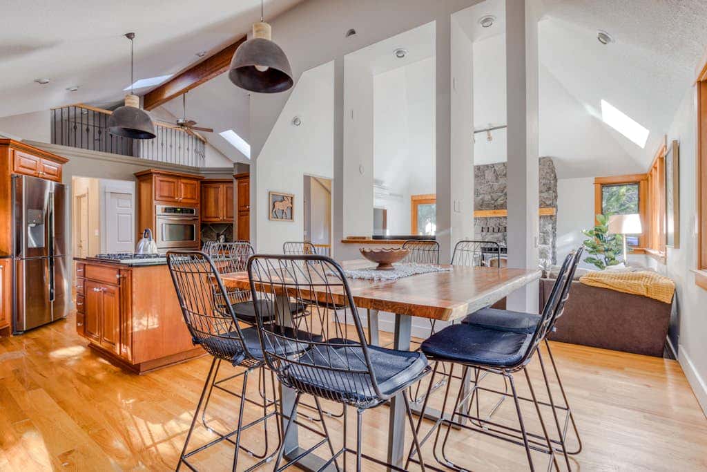 Expansive golf-view getaway with private hot tub, pool, fast WiFi & game room