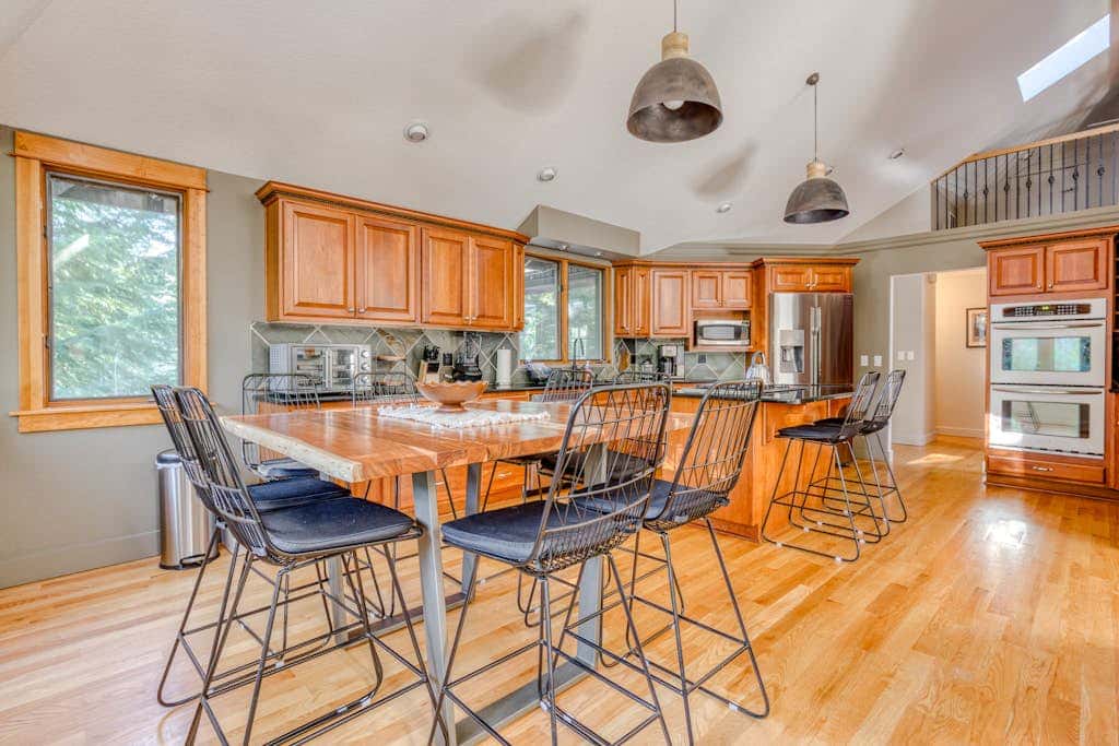 Expansive golf-view getaway with private hot tub, pool, fast WiFi & game room
