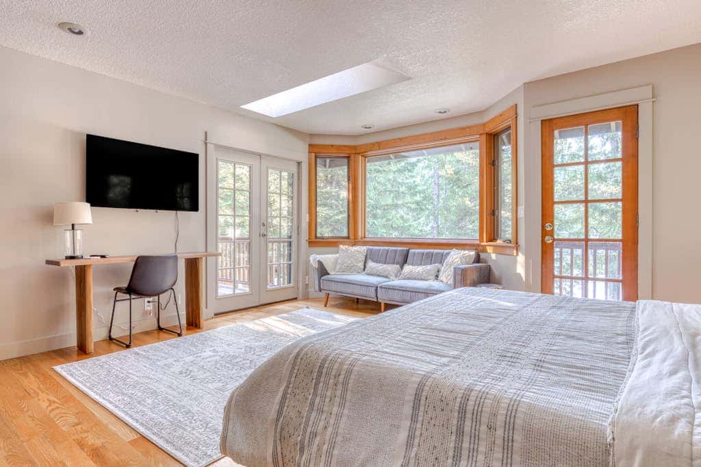 Expansive golf-view getaway with private hot tub, pool, fast WiFi & game room