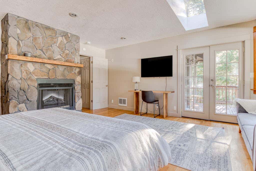 Expansive golf-view getaway with private hot tub, pool, fast WiFi & game room