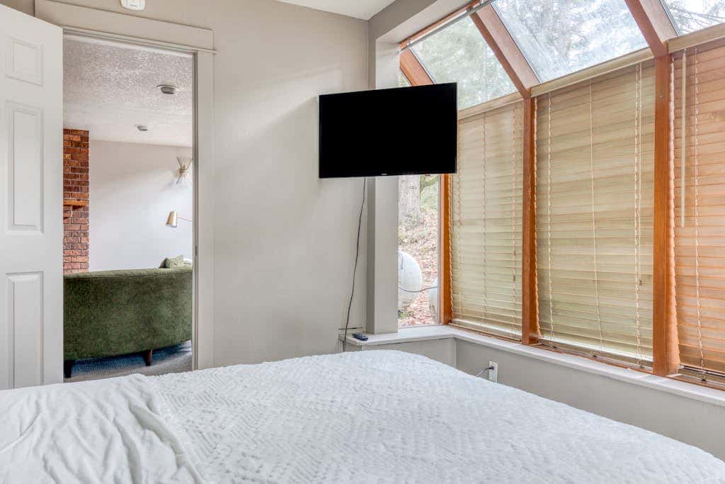 Expansive golf-view getaway with private hot tub, pool, fast WiFi & game room