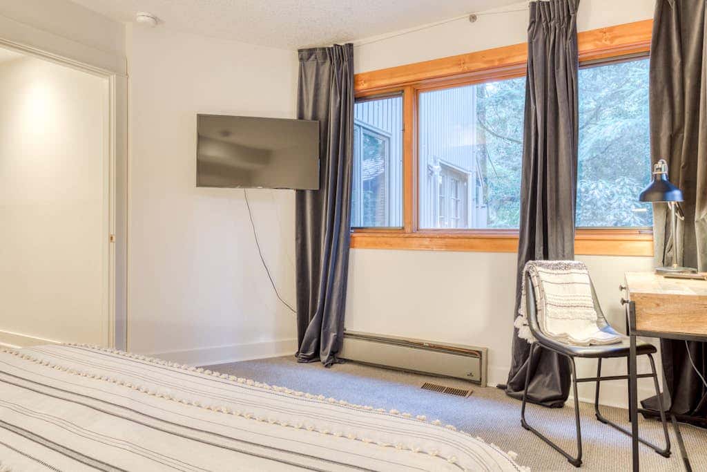 Expansive golf-view getaway with private hot tub, pool, fast WiFi & game room