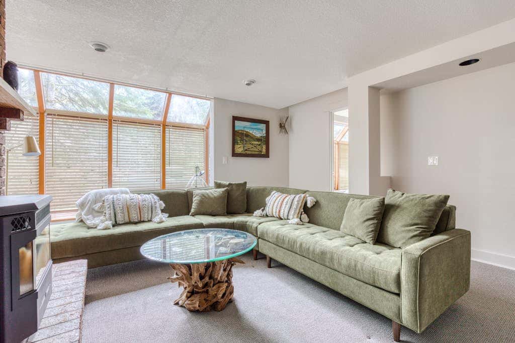 Expansive golf-view getaway with private hot tub, pool, fast WiFi & game room