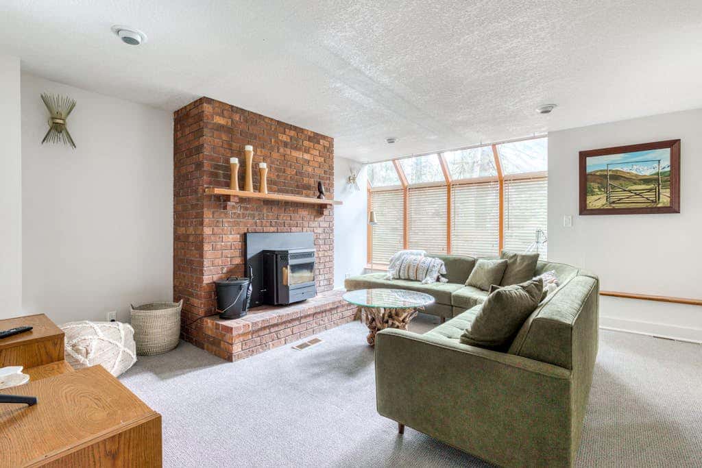 Expansive golf-view getaway with private hot tub, pool, fast WiFi & game room