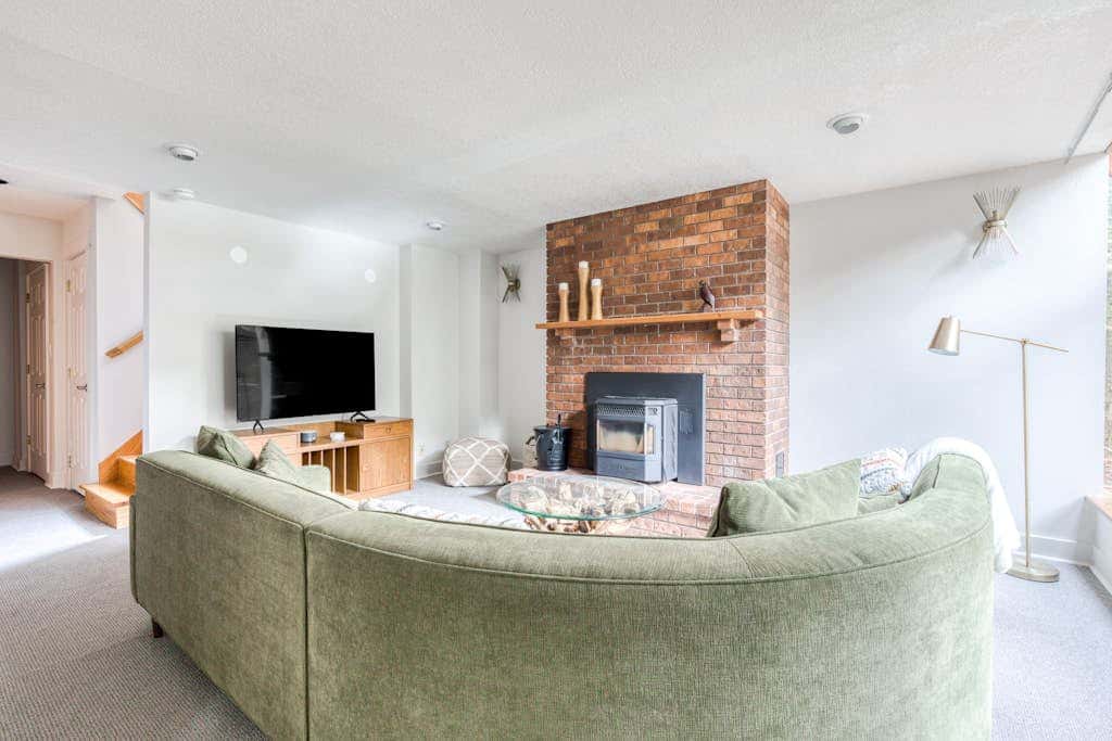 Expansive golf-view getaway with private hot tub, pool, fast WiFi & game room