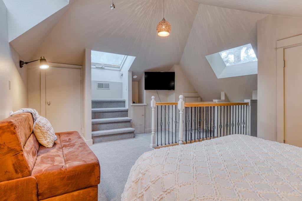 Expansive golf-view getaway with private hot tub, pool, fast WiFi & game room
