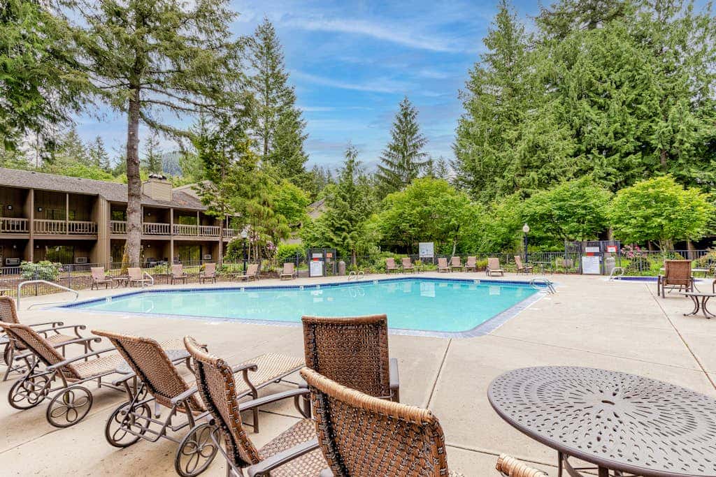 Expansive golf-view getaway with private hot tub, pool, fast WiFi & game room