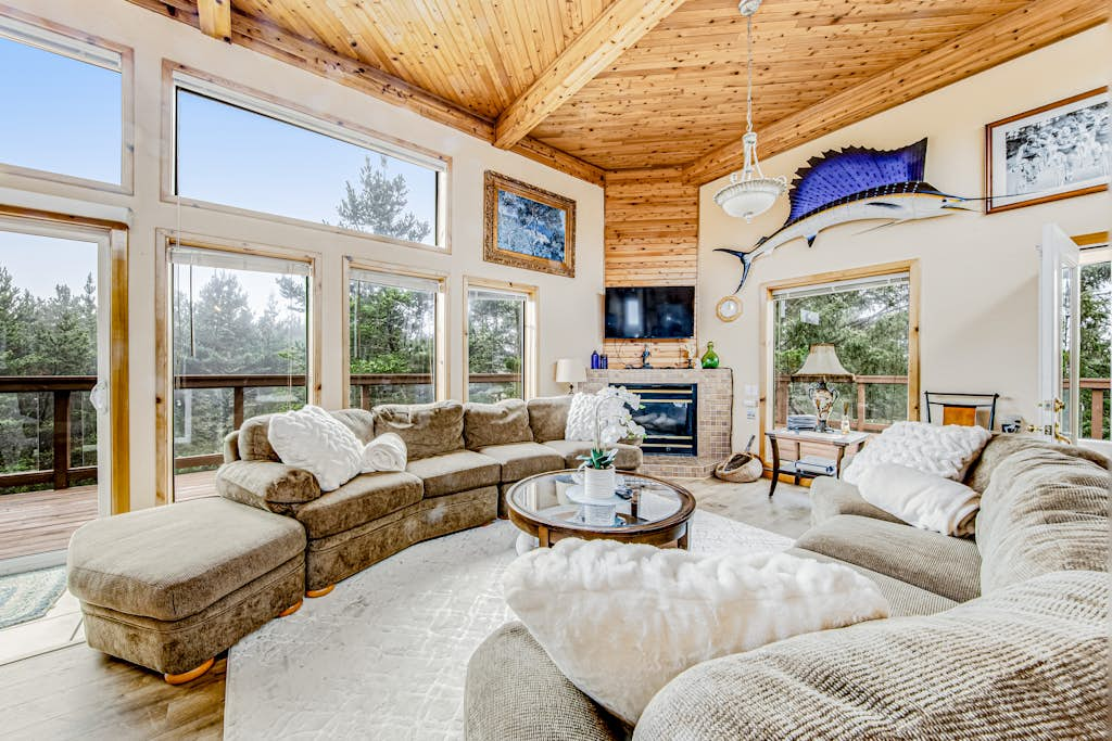 Incredible dog-friendly home with pool table, fast WiFi, gas fireplace, and W&D