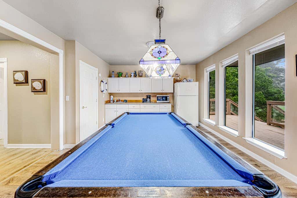 Incredible dog-friendly home with pool table, fast WiFi, gas fireplace, and W&D