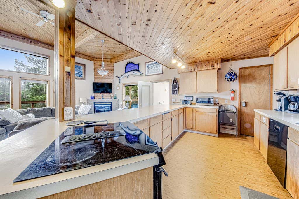Incredible dog-friendly home with pool table, fast WiFi, gas fireplace, and W&D