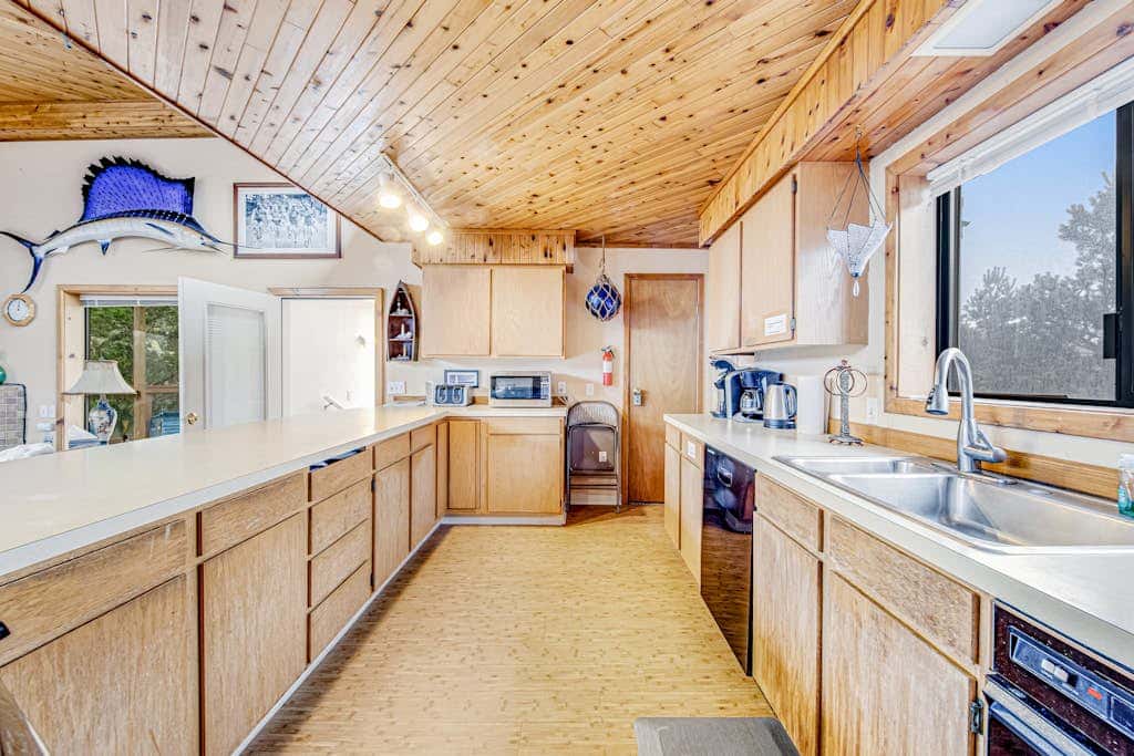 Incredible dog-friendly home with pool table, fast WiFi, gas fireplace, and W&D