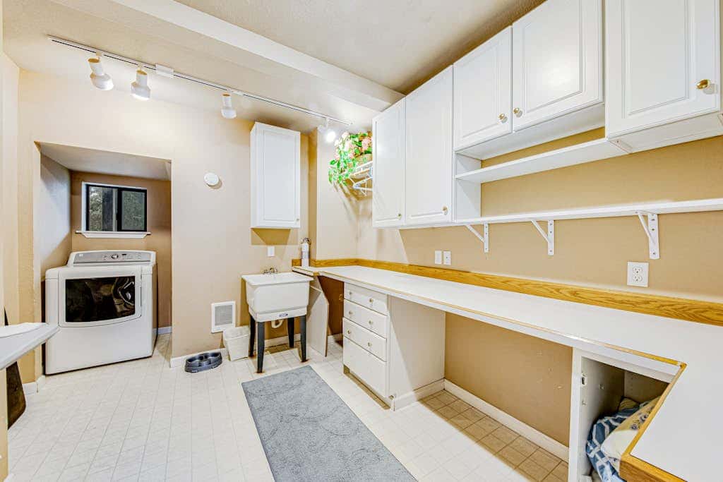 Incredible dog-friendly home with pool table, fast WiFi, gas fireplace, and W&D