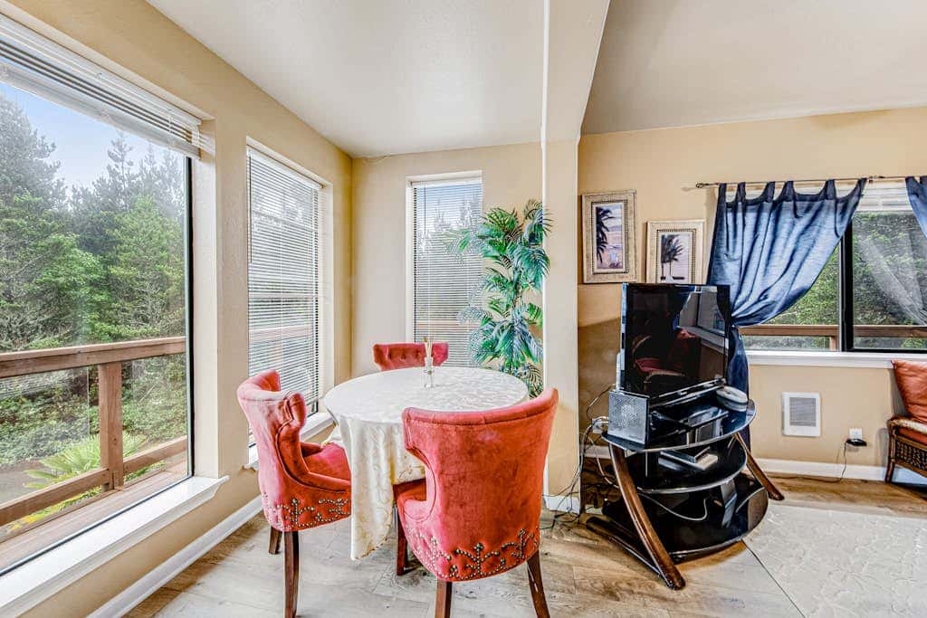 Incredible dog-friendly home with pool table, fast WiFi, gas fireplace, and W&D