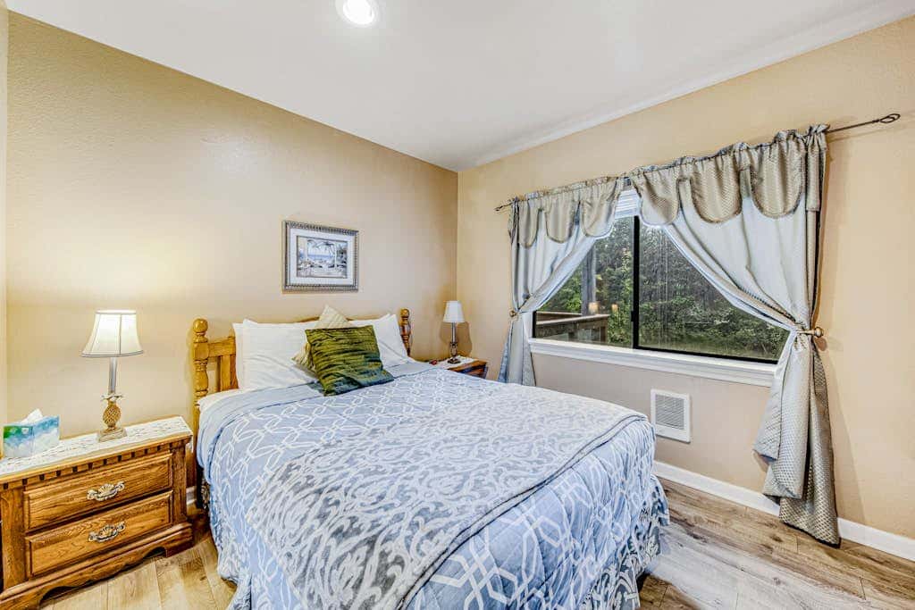 Incredible dog-friendly home with pool table, fast WiFi, gas fireplace, and W&D