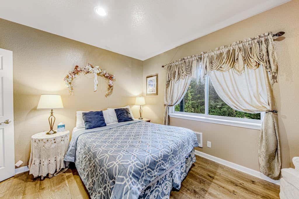 Incredible dog-friendly home with pool table, fast WiFi, gas fireplace, and W&D