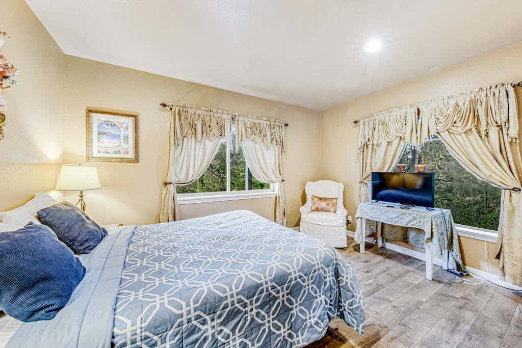 Incredible dog-friendly home with pool table, fast WiFi, gas fireplace, and W&D