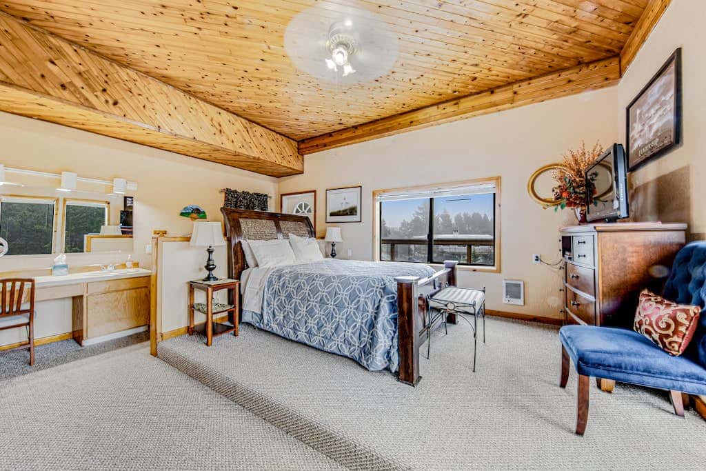Incredible dog-friendly home with pool table, fast WiFi, gas fireplace, and W&D