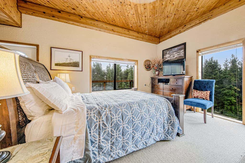 Incredible dog-friendly home with pool table, fast WiFi, gas fireplace, and W&D