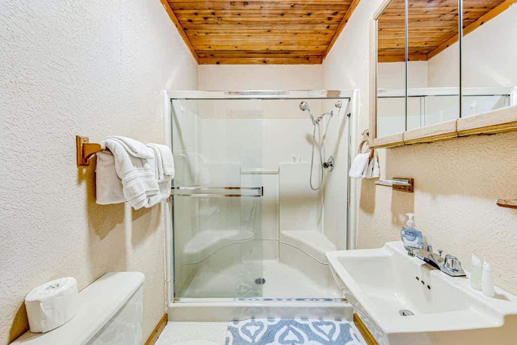 Incredible dog-friendly home with pool table, fast WiFi, gas fireplace, and W&D