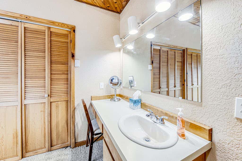 Incredible dog-friendly home with pool table, fast WiFi, gas fireplace, and W&D
