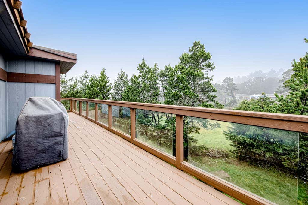 Incredible dog-friendly home with pool table, fast WiFi, gas fireplace, and W&D