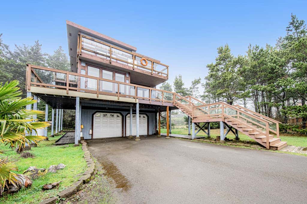 Incredible dog-friendly home with pool table, fast WiFi, gas fireplace, and W&D