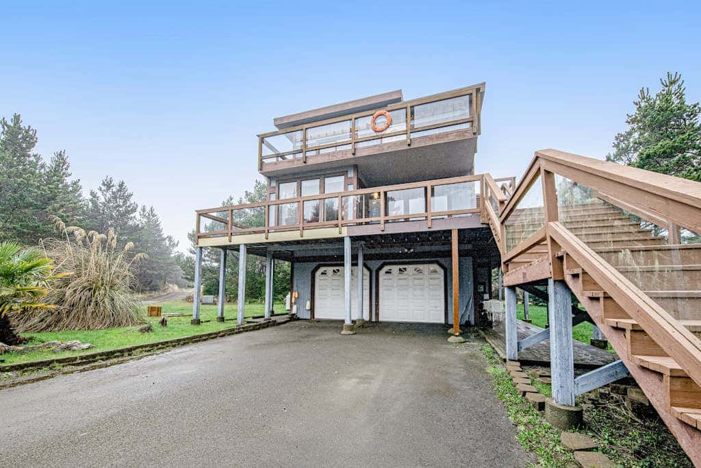 Incredible dog-friendly home with pool table, fast WiFi, gas fireplace, and W&D