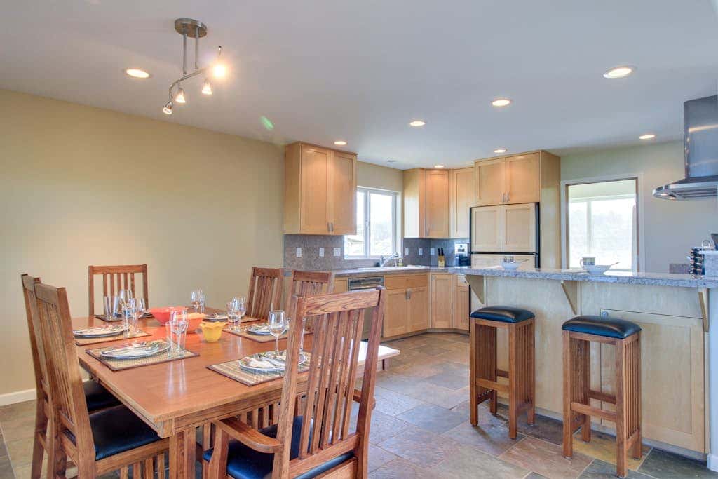 Oceanfront Home with Bay Views, Free WiFi, Gas Grill & Gas Fireplace