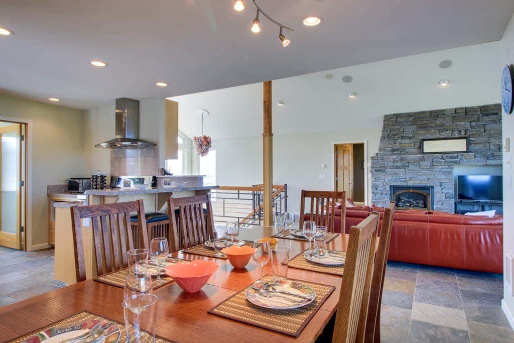 Oceanfront Home with Bay Views, Free WiFi, Gas Grill & Gas Fireplace