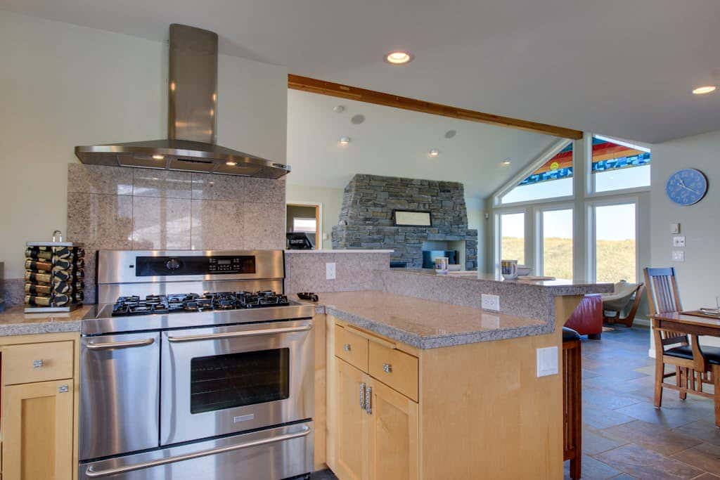 Oceanfront Home with Bay Views, Free WiFi, Gas Grill & Gas Fireplace