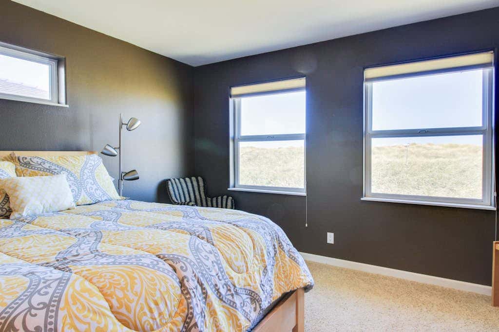 Oceanfront Home with Bay Views, Free WiFi, Gas Grill & Gas Fireplace
