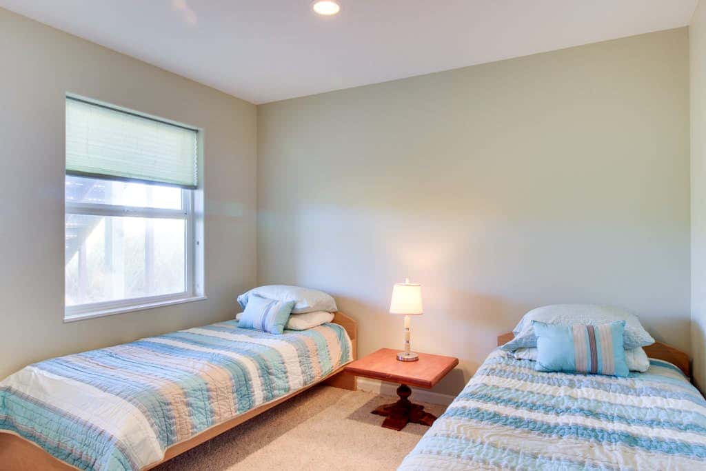 Oceanfront Home with Bay Views, Free WiFi, Gas Grill & Gas Fireplace