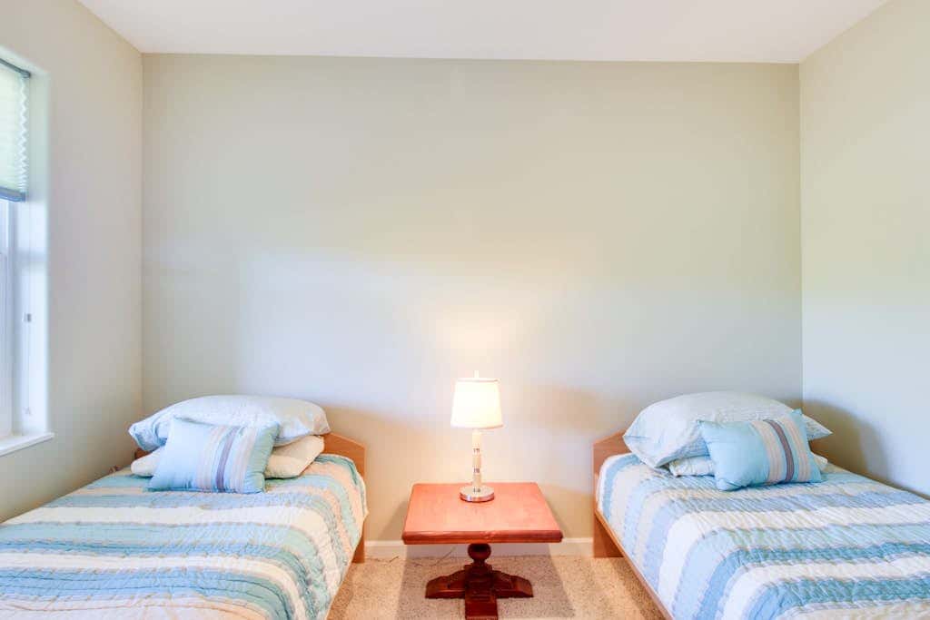 Oceanfront Home with Bay Views, Free WiFi, Gas Grill & Gas Fireplace