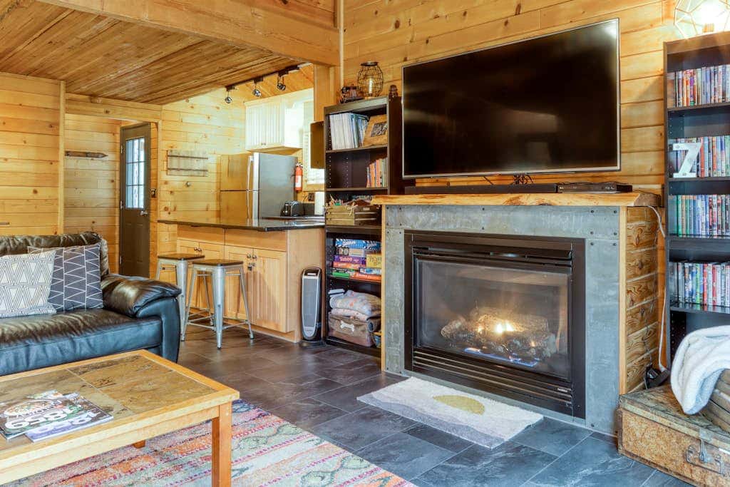Cozy home with shared pool, sauna, golf, private hot tub & deck - dog-friendly