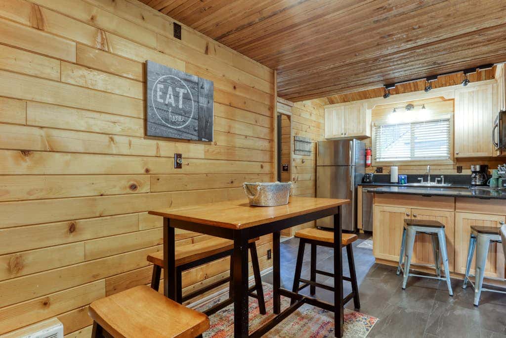 Cozy home with shared pool, sauna, golf, private hot tub & deck - dog-friendly
