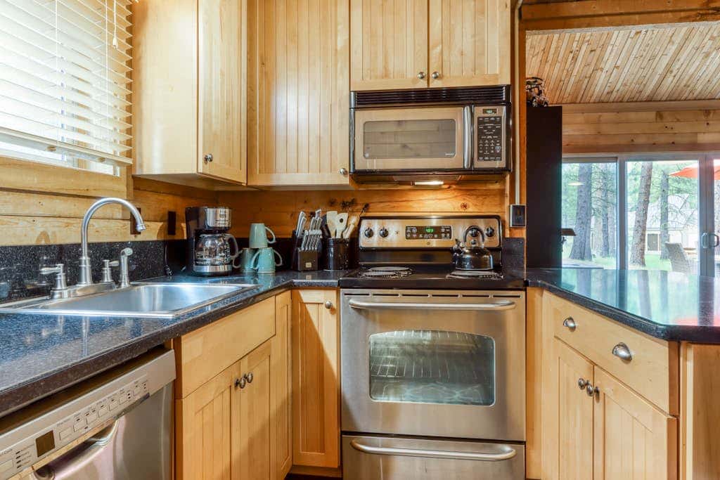 Cozy home with shared pool, sauna, golf, private hot tub & deck - dog-friendly