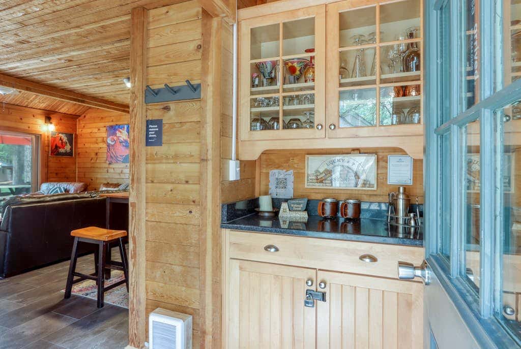 Cozy home with shared pool, sauna, golf, private hot tub & deck - dog-friendly