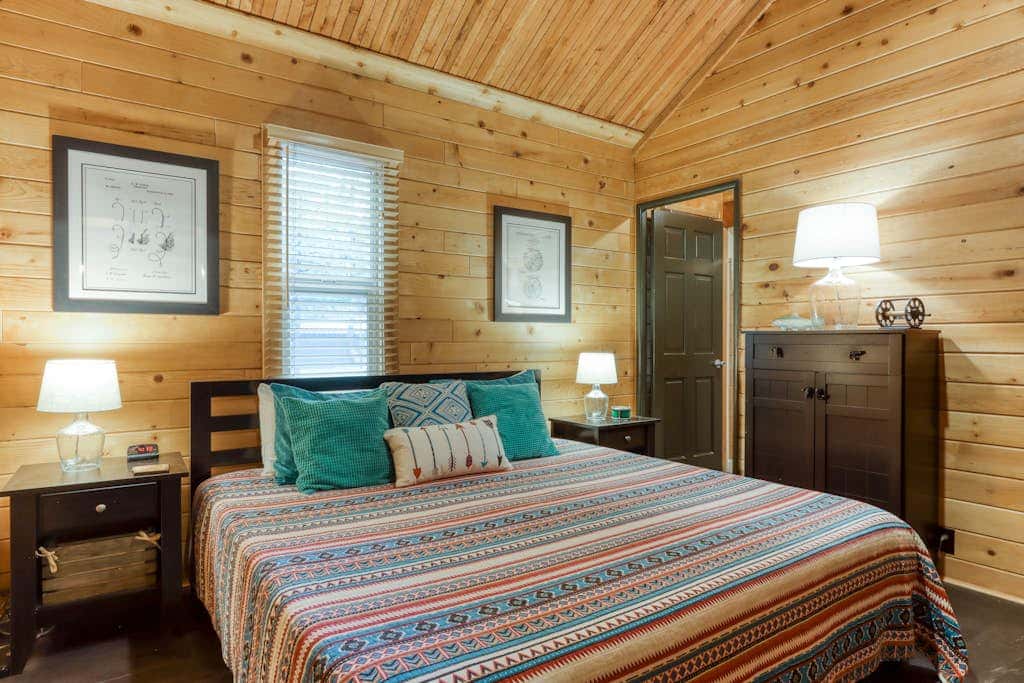 Cozy home with shared pool, sauna, golf, private hot tub & deck - dog-friendly