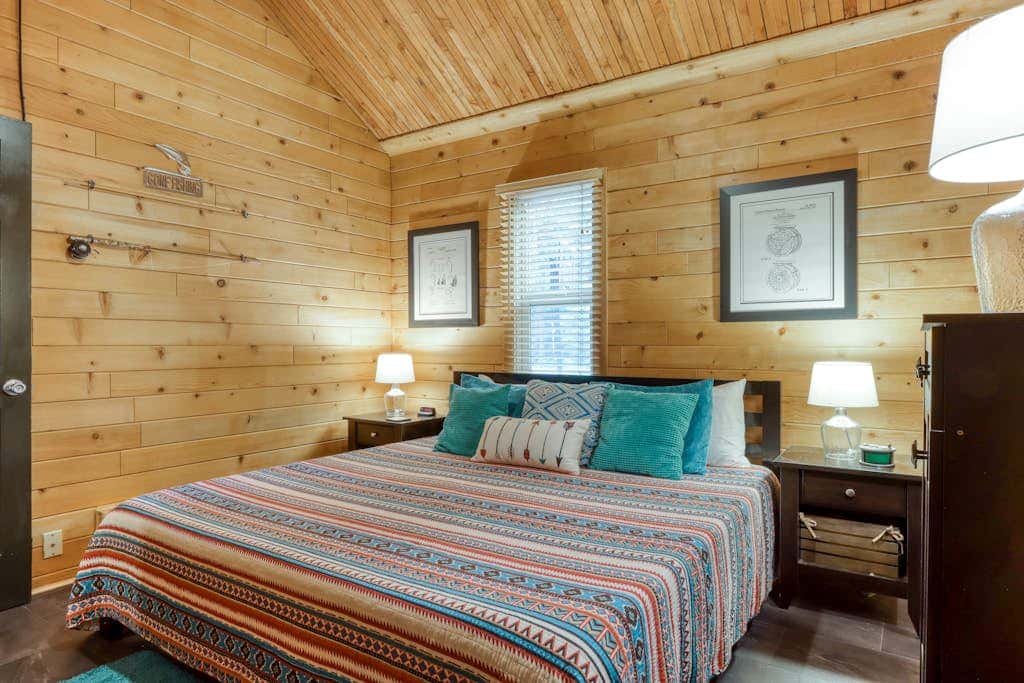 Cozy home with shared pool, sauna, golf, private hot tub & deck - dog-friendly