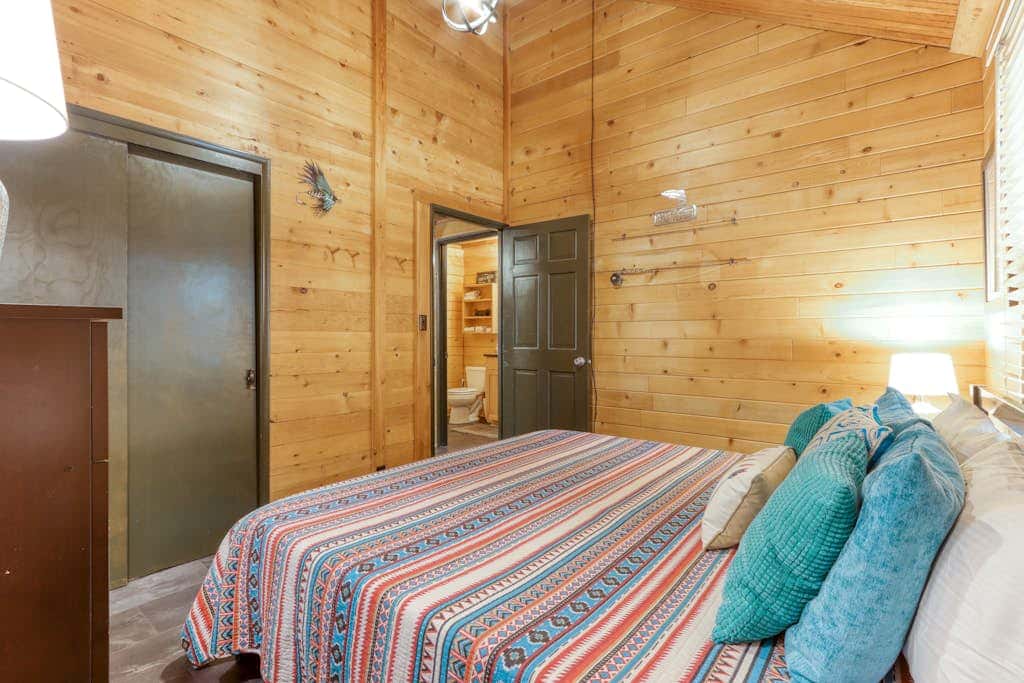 Cozy home with shared pool, sauna, golf, private hot tub & deck - dog-friendly