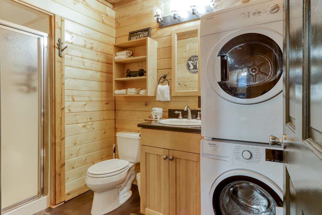 Cozy home with shared pool, sauna, golf, private hot tub & deck - dog-friendly