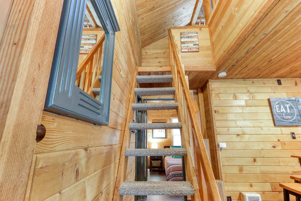 Cozy home with shared pool, sauna, golf, private hot tub & deck - dog-friendly