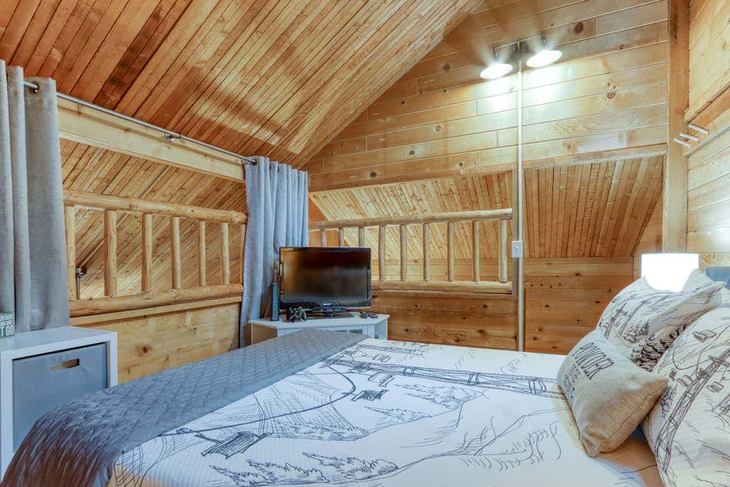 Cozy home with shared pool, sauna, golf, private hot tub & deck - dog-friendly
