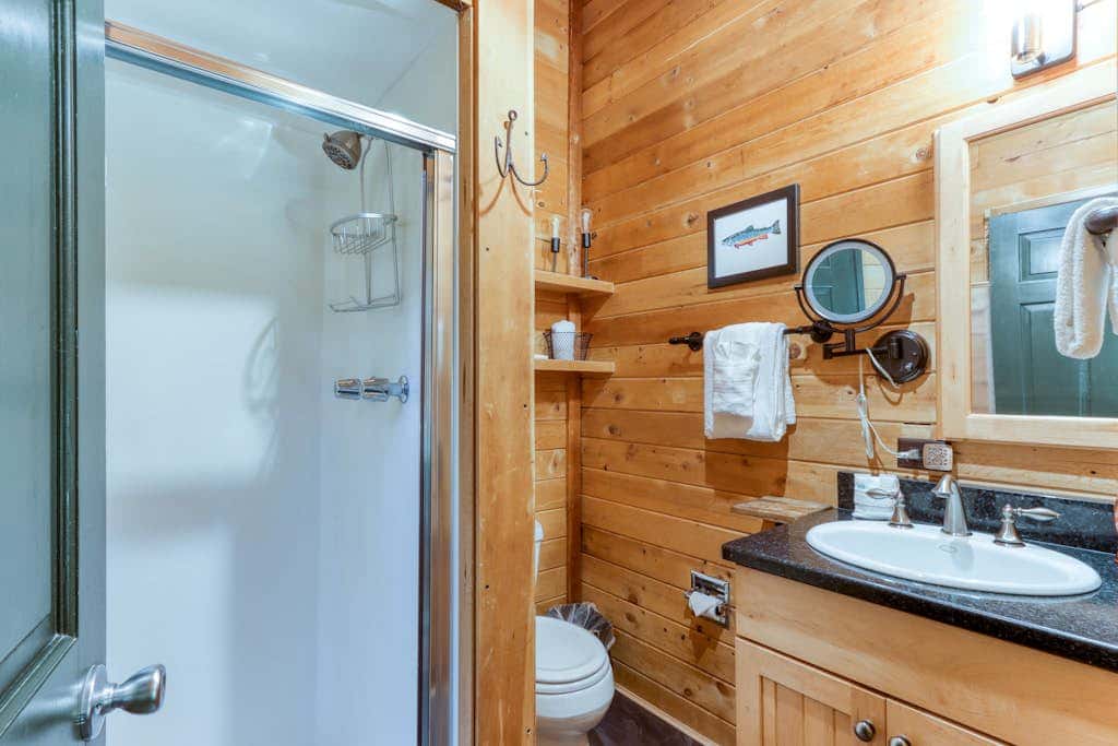 Cozy home with shared pool, sauna, golf, private hot tub & deck - dog-friendly